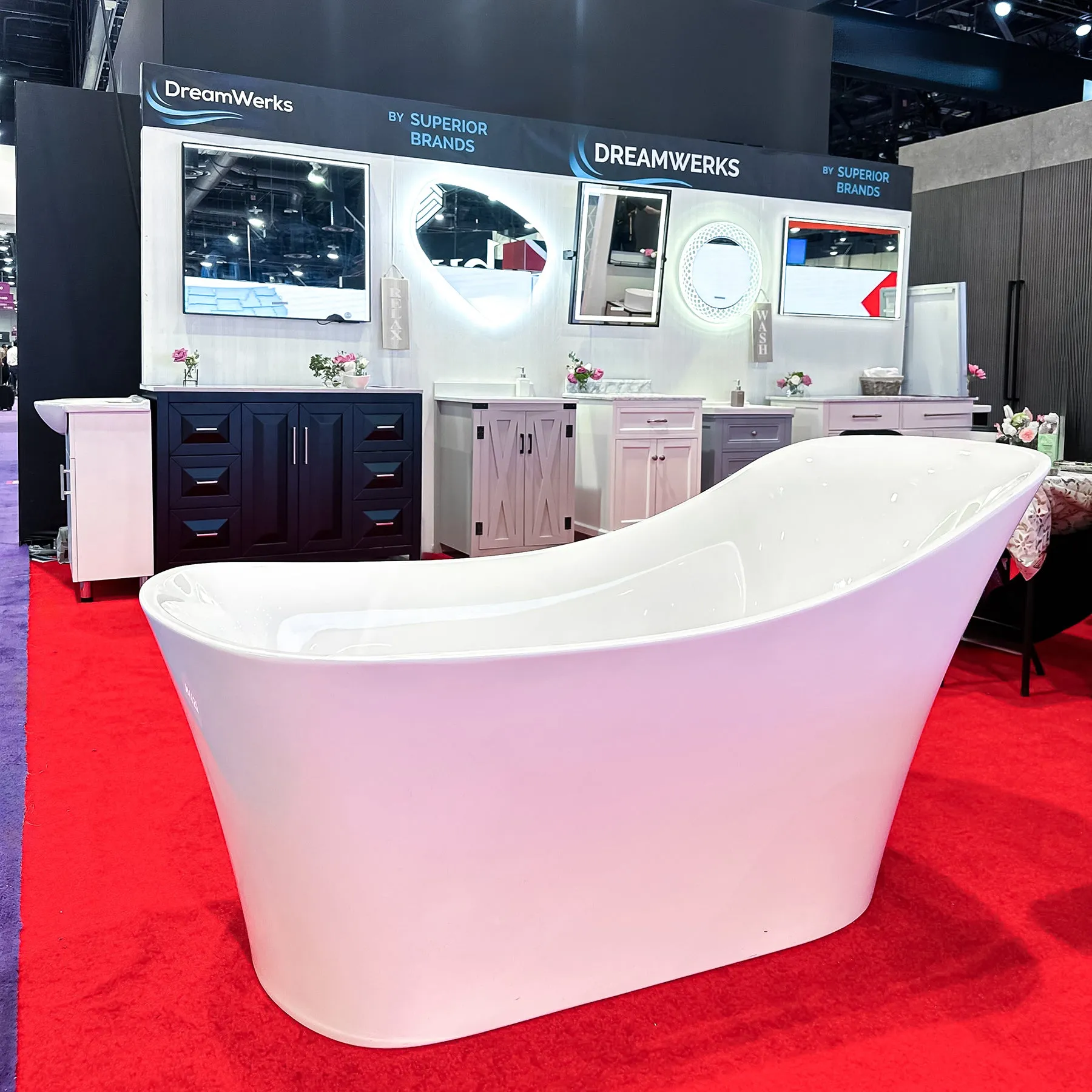 Dreamwerks 66.9" Acrylic Curved Flatbottom Bathtub in Glossy White